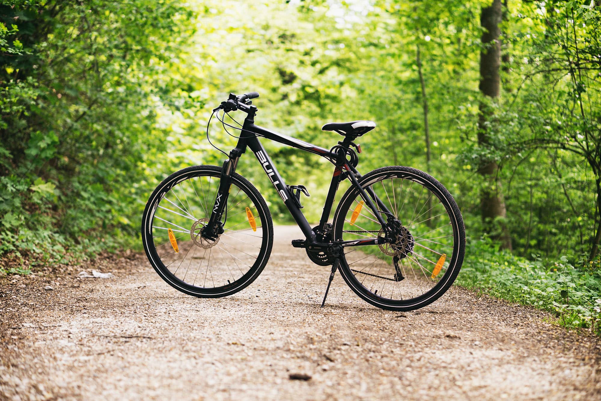 Un vélo tout terrain sur un sentier d'Ardèche