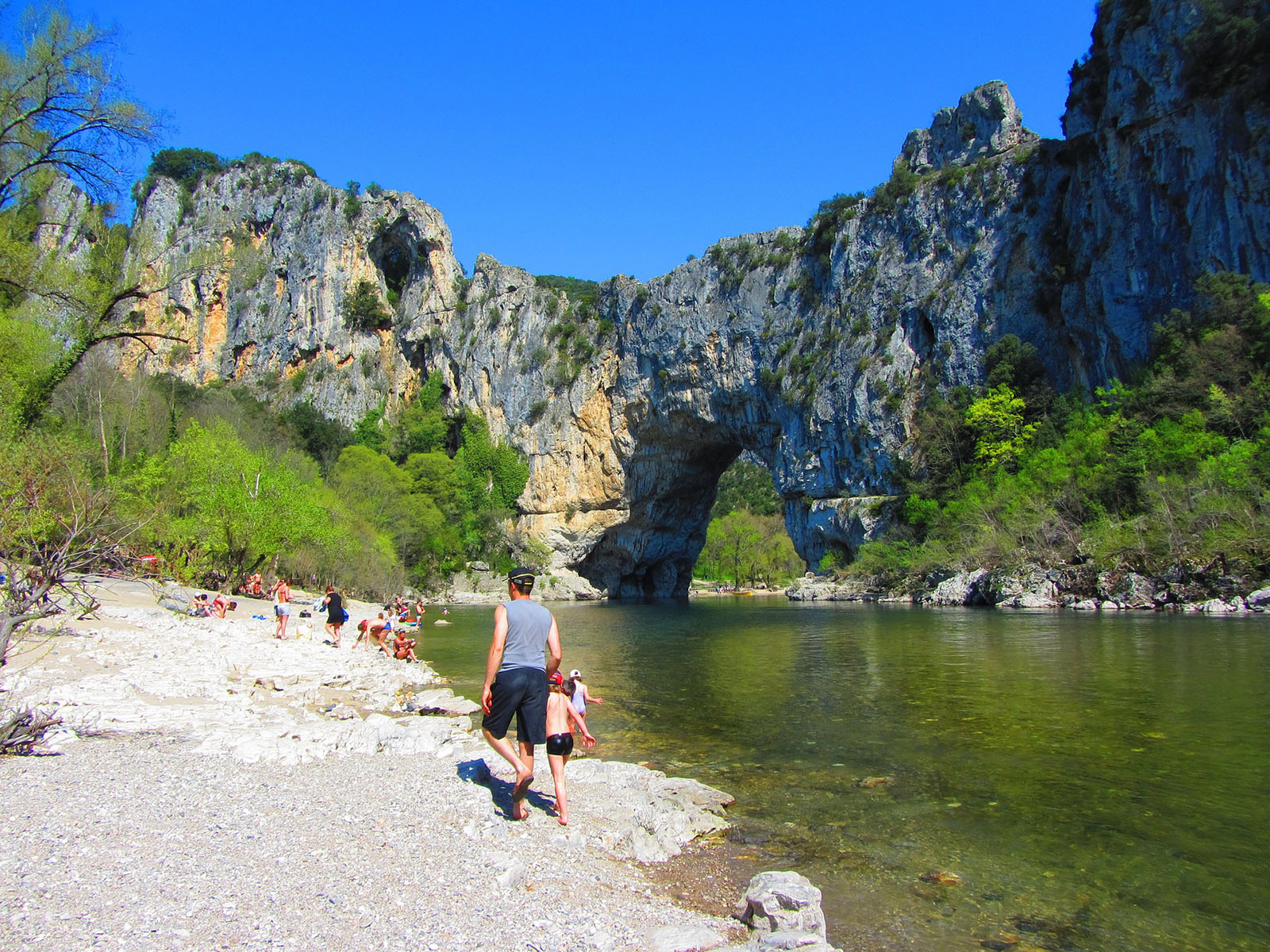 Des personnes qui se baignent dans les gorges de l'Ardèche