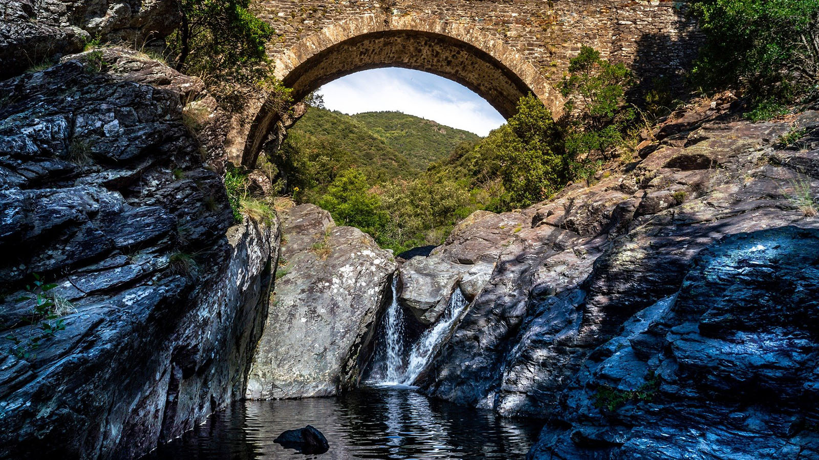 Une rivière passant sous un pont