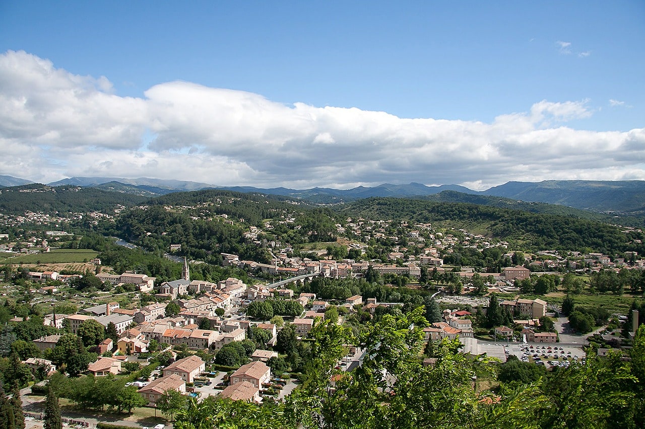 Vue sur Aubenas avec un ciel bleu